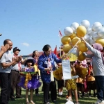 Pj Wali Kota Kediri Zanariah saat melepas balon ke udara. Foto: Ist. 