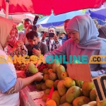 Khofifah saat menyapa pedagang di Pasar Besar Malang. Foto: Devi Fitri Afriyanti/BANGSAONLINE