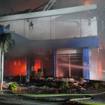 Petugas Damkar Kota Kediri saat berusaha memadamkan api yang melalap Gedung DPRD Kota Kediri, Sabtu  (30/8/2025) malam. Foto: Muji Harjita/BANGSAONLINE