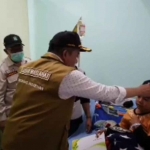 Calon Bupati Pasuruan, Abdul Mujib Imron atau yang akrab disapa Gus Mujib, saat meninjau pelayanan kesehatan.