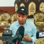 Bupati Arifin saat jumpa pers di paringgitan Pendopo Trenggalek, Jumat (23/8). foto: HERMAN/ BANGSAONLINE