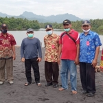 Anggota DPRD Jatim dapil V, Ir. Artono (ketiga dari kanan) meninjau kondisi Sungai di Bulurejo, Kecamatan Tempursari yang mengalami pendangkalan. foto: istimewa