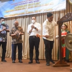 Wali Kota Kediri Abdullah Abu Bakar saat meluncurkan aplikasi Papi Asik ditandai dengan pemukulan gong. Foto: Ist.