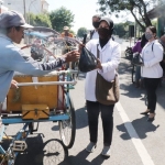 Para anggota IPeKB Indonesia Cabang Kota Pasuruan saat membagikan sembako ke tukang becak.
