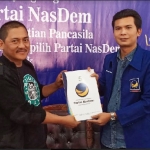 M. Sukoiri saat mengambil formulir pendaftaran Bacabup di DPD Nasdem. foto: SYUHUD/  BANGSAONLINE