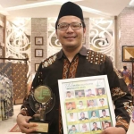 Gus Kholili Kholil saat menerima penghargaan sebagai Tokoh Muda Nahdliyin Inspiratif 2025.