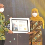 Dua penghargaan BKN Award diserahkan langsung Kepala BKN RI, Bima Haria Wibisana kepada Gubernur Jawa Timur Khofifah Indar Parawansa di Gedung Negara Grahadi Surabaya, Jumat (26/11) sore.