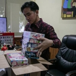 Gibran Rakabuming Raka tampak mengemasi barang miliknya di meja kerja Balai Kota Solo usai mengajukan surat pengunduran diri ke DPRD Kota Solo, Jawa Tengah. Foto: ANTARA FOTO/Mohammad Ayudha/Tempo