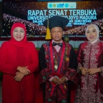 Calon Gubernur Jawa Timur terpilih, Khofifah Indar Parawansa, saat menghadiri rapat senat terbuka dengan agenda pengukuhan Prof. Dr. Safi’ SH. MH. di Universitas Trunojoyo Madura, Bangkalan.