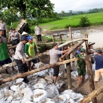 Warga dibantu aparat TNI-Polri melakukan perbaikan tanggul darurat di Kali Unut dan Kali Bogel.