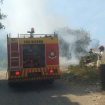 1 unit mobil pemadam kebakaran milik Damkar BPBD Sidoarjo saat memadamkan lokasi kebakaran di salah satu titik.