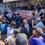 Bupati Lindra saat duduk bareng para pedagang di Kawasan Pantai Boom Tuban