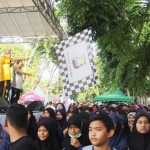 Kapolres Gresik AKBP Kusworo Wibowo (memegang bendera) saat melepas jalan sehat. foto: ist