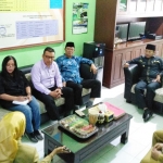 Wali Kota Malang Sutiaji dan anggota Komisi D saat mendengarkan keterangan dari Kepala Dindikbud Zubaidah di ruangan kepala sekolah, Senin (03/02). foto: IWAN IRAWAN/ BANGSAONLINE