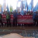 Ribuan buruh ketika demo di kantor Pemkab Gresik beberapa waktu lalu. foto: syuhud/BANGSAONLINE