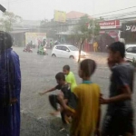 Genangan air yang terjadi di Jalan Dr. Wahidin SH Kebomas saat hujan deras. foto: SYUHUD/ BANGSAONLINE