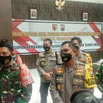 Pangdam V Brawijaya Mayjen Suhariyanto didampingi Kapolda Jatim Irjen Pol M. Fadil Imran saat memberikan statement kepada sejumlah wartawan.