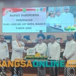 Pemotongan tumpeng oleh Ketua DPRD Kota Madiun dan diserahkan kepada Wali Kota Madiun. Foto: Hendro Suhartono/BANGSAONLINE