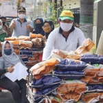 Tukang becak tetap dilibatkan dalam pembagian Kartu Sahabat dan Bansos Tahap ke IV ini. foto: ist.