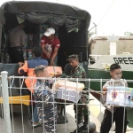 Petugas saat membawa bantuan untuk korban gempa di Pulau Bawean, Gresik. Foto: Ist
