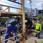 Ratusan motor saat akan diangkut menuju Polresta Sidoarjo. (Ist)