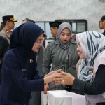 Wali Kota Kediri saat bersalaman dengan salah satu anggota dewan.