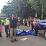 Proses evakuasi jenazah oleh petugas Lakalantas Polres Jombang.