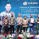 Pj Gubernur Jatim saat mendampingi Menteri ATR/BPN dalam penyerahan sertifikat tanah rumah peribadatan.