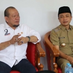 Ketua DPD RI La Nyalla Mattalitti saat berbincang dengan Wabup Blitar Rahmat Santoso.