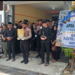 Suasana rumah duka anggota Polsek Tambaksari yang tewas usai menghindari sepeda listrik