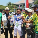 Pj Wali Kota Batu, Aries Agung Paewai, dan Ketua Umum KONI Kota Batu, Sentot Ari Wahyudi, bersama peraih medali emas di ajang Porprov Jatim 2023.