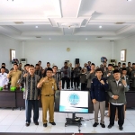 Sesi foto bareng pengurus FKUB Kota Kediri dan FKUB Kota Blitar. (Ist).