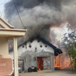 Rumah dan Gudang BBM yang terbakar di Sidorogo, Trosobo, Taman, Sidoarjo, terbakar, Jumat (1/12/2023). 