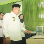 Bupati Saiful Ilah meninjau kantor UPT Metrologi Legal usai diresmikan Mendag, Rabu (20/3). foto: ist