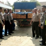 Kapolsek dan Anggota Polsek Jatirogo bersama ADM perhutani Jatirogo dan staf mengamankan kayu jati tanpa dokumen.