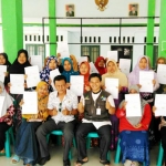 Para KPM PKH di Jombang menunjukkan surat pernyataan mundur dari kepesertaaan.