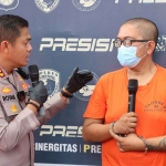 Kapolres Gresik AKBP Rovan Richard Mahenu saat menginterogasi tersangka. Foto: Ist