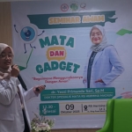 Dokter spesialis mata RS Hermina saat memberikan pemaparan. Foto: Hendro Suhartono/BANGSAONLINE