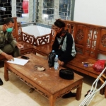 Herman Jaya saat dimintai keterangan oleh petugas Satpol PP Kota Kediri. Dia ingin tetap berjalan kaki pakai krek keliling Indonesia. (foto: Istimewa)

