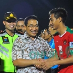 Kapolres Bojonegoro AKBP Wahyu Sri Bintoro (memakai rompi hijau) saat mendampingi Bupati Suyoto (batik) menyalami pemain Timnas U-19 asal Bojonegoro, Hanis Sanghara Putra. foto: EKY NURHADI/ BANGSAONLINE