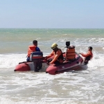 Petugas BPBD Tuban saat melakukan pencarian terhadap korban di sepanjang pantai Desa Sukolilo.