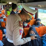 Kasatlantas Polres Jombang, AKP Rudi Purwanto, saat mengecek penumpang bus.