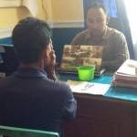 Tersangka saat disidik di kantor polisi. 