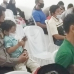 MENGHARUKAN: Anggota Satlantas Polres Probolinggo Kota sedang memangku seorang anak yatim untuk dijadikan anak asuhnya.