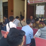 Para pendaftar Panwascam saat melengkapi berkas pendaftaran di kantor Bawaslu Blitar.