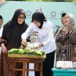 Wali Kota Kediri saat memotong tumpeng. Foto: Ist