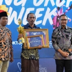 Pj Wali Kota Batu saat memberi penghargaan kepada salah satu pecinta anggrek di Batu Shining Orchid Week 2024.