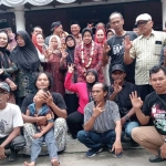 Calon Gubernur Jatim, Tri Rismaharini, bersama keluarga Ndalem Pojok. Foto: Ist.