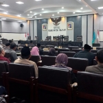 Anggota DPRD Kabupaten Blitar saat menggelar rapat paripurna dengan sejumlah agenda, Jumat (10/3/2023).