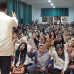 Dr Ahmad Rubaie saat memberikan materi pembekalan saksi ratusan koordinator relawan tingkat kecamatan dan desa di Guest House Universitas KH Abdul Chalim (UAC) Bendunganjati Pacet Mojoierto, Selasa (22/10/2024) malam. Foto: bangsaonline